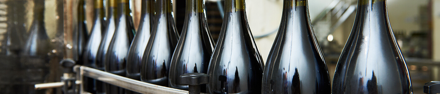 Bouteilles de vin sur une ligne de production prêtes à être étiquetées