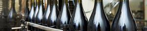 Bouteilles de vin sur une ligne de production prêtes à être étiquetées