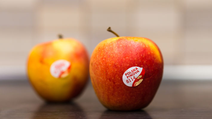 Apples labeled according to food industry standards